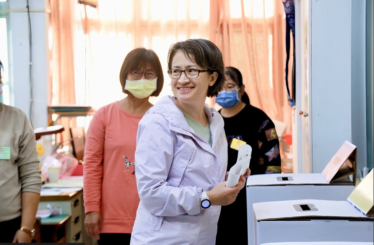 民進黨副總統候選人蕭美琴今日上午9時也前往新北永平國小投票。 圖：取自蕭美琴臉書