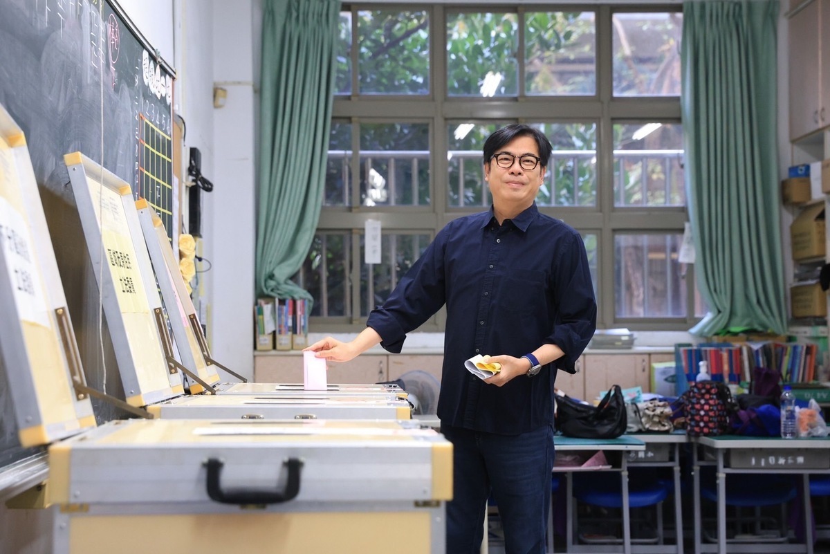 陳其邁在新莊國小投票。 圖：高雄市政府/提供