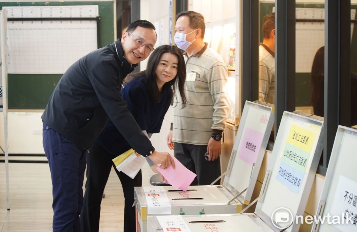 朱立倫偕妻子高婉倩回家鄉八德投票。 圖：林昀真/攝