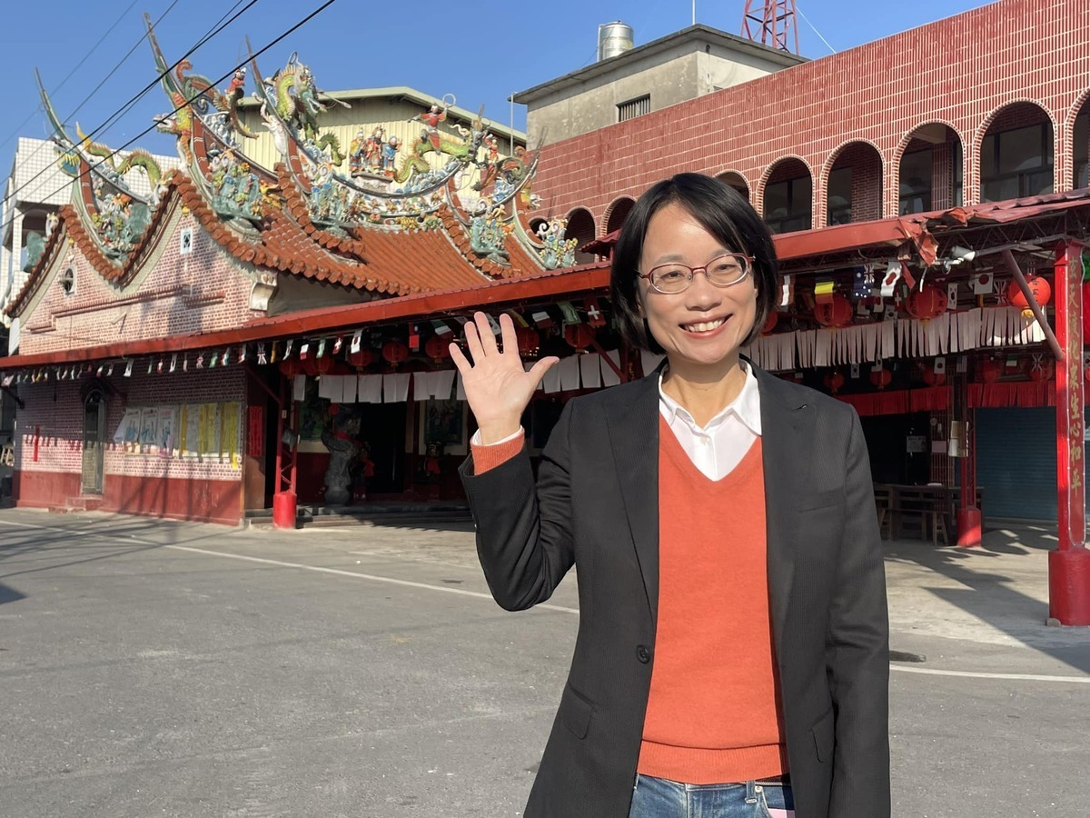 彰化縣第三選區民進黨立委候選人吳音寧指控，對手候選人的樁腳在投開票所周邊群聚。 圖：取自吳音寧臉書