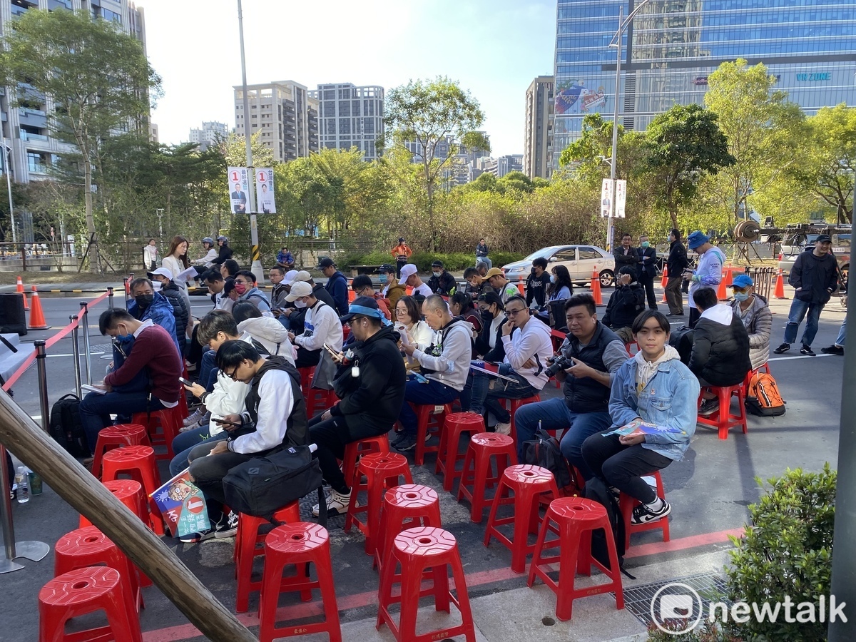 民眾黨總統候選人柯文哲位於新莊的全國競選總部，3點不到已經陸續有支持者到場。 圖：周煊惠 / 攝