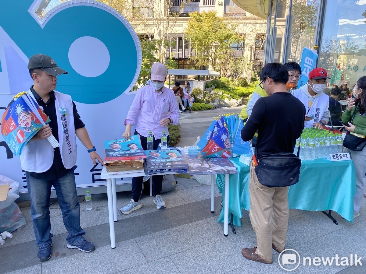 民眾黨在競總外設置小攤位。 圖：周煊惠 / 攝