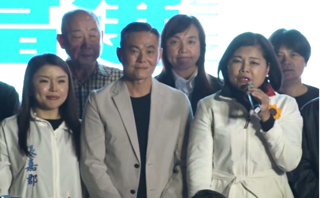 雲林縣長張麗善（圖右）、國民黨不分區候選人張嘉郡（圖左）替國民黨雲林海線立委丁學忠（圖中）。 圖：擷取丁學忠臉書（資料照）