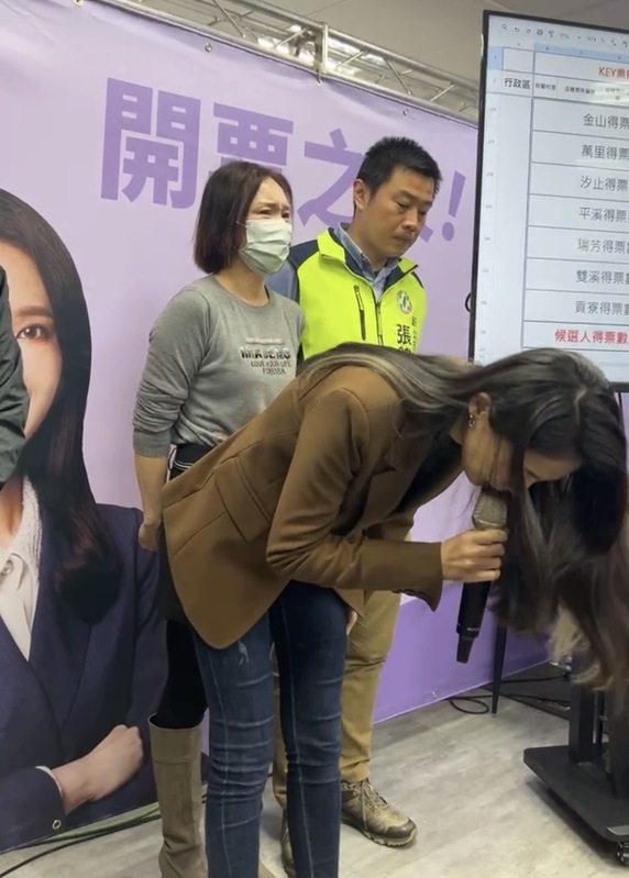 立委候選人賴品妤今晚語帶哽咽宣布敗選，並祝福對手國民黨候選人廖先翔進入國會。 圖：截自賴品妤臉書粉專直播。