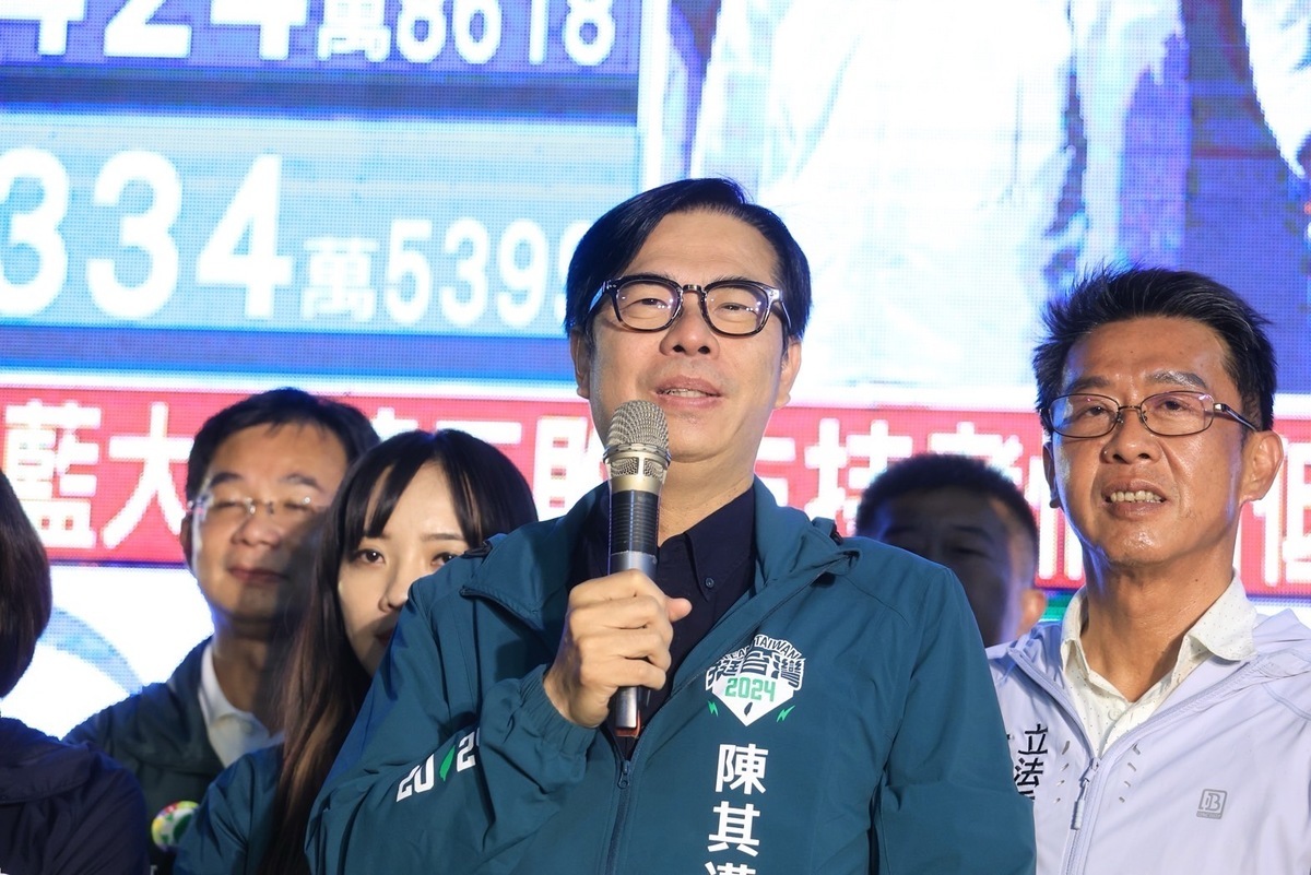陳其邁表示表示將會和高雄8席立持續為高雄打拚。 圖：陳其邁辦公室/提供