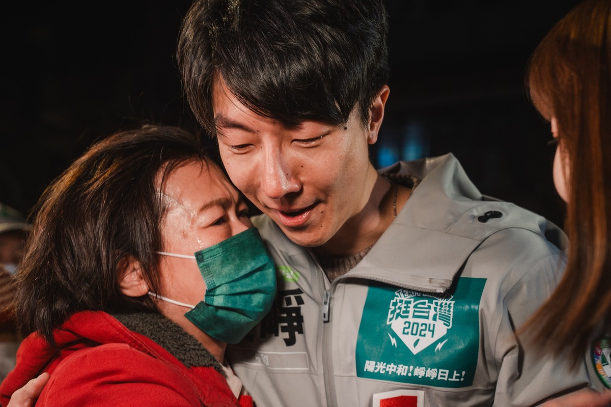 吳崢安慰支持者，請大家不要哭。 圖：取自吳崢臉書
