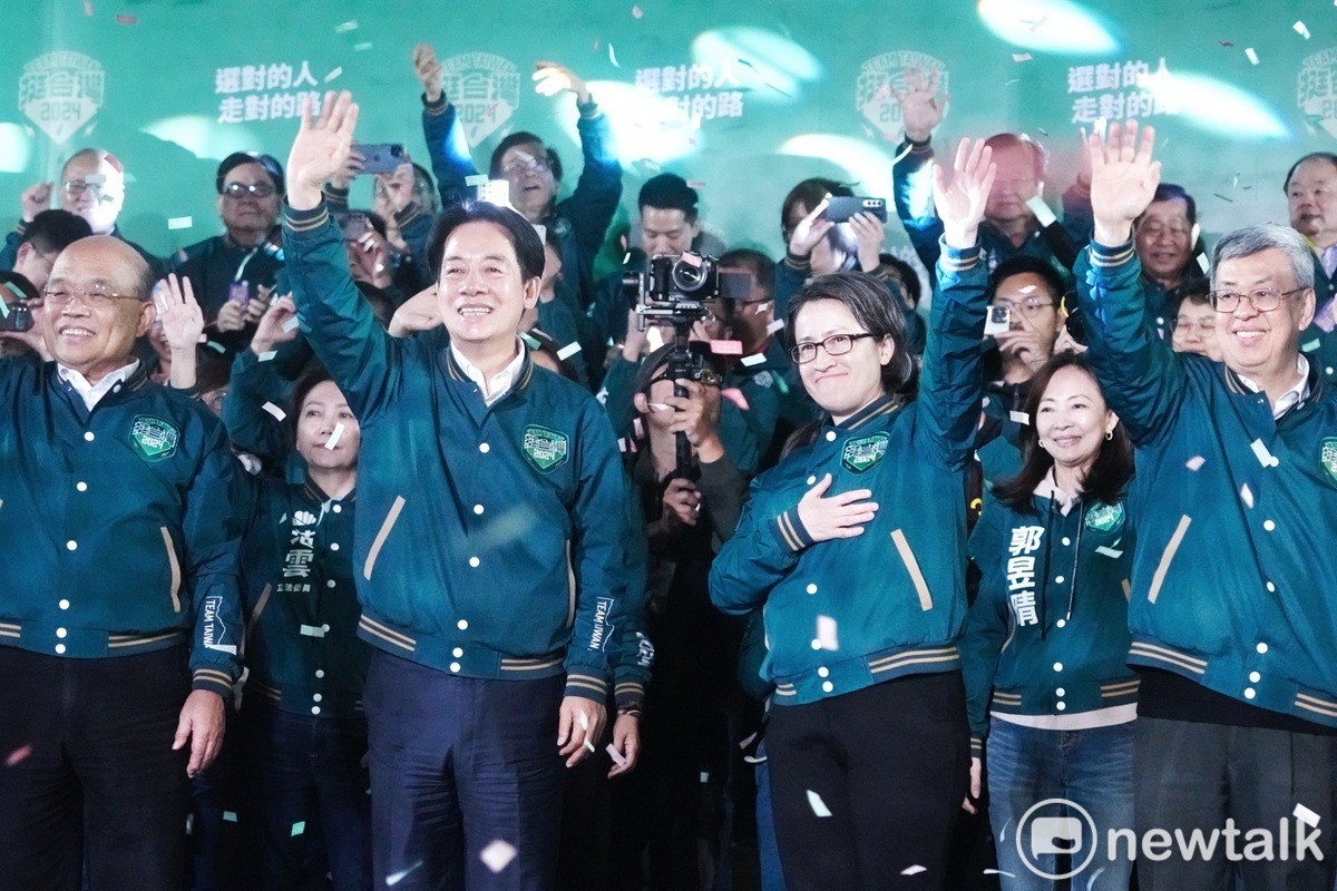 賴清德，蕭美琴確定勝選後，向在競選總部聚集的支持者揮手致意。 圖：張良一攝