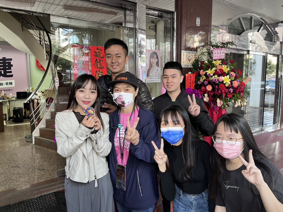 黃捷(左一)展開謝票車掃前，支持者送上親手摺的玫瑰。 圖：黃捷競總/提供
