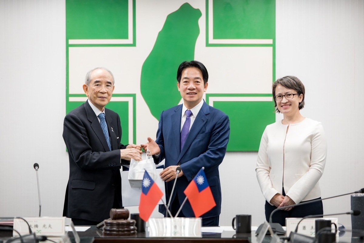 賴清德在蕭美琴陪同下，於民進黨中央黨部接見日本台灣交流協會會長大橋光夫一行。 圖：民進黨提供