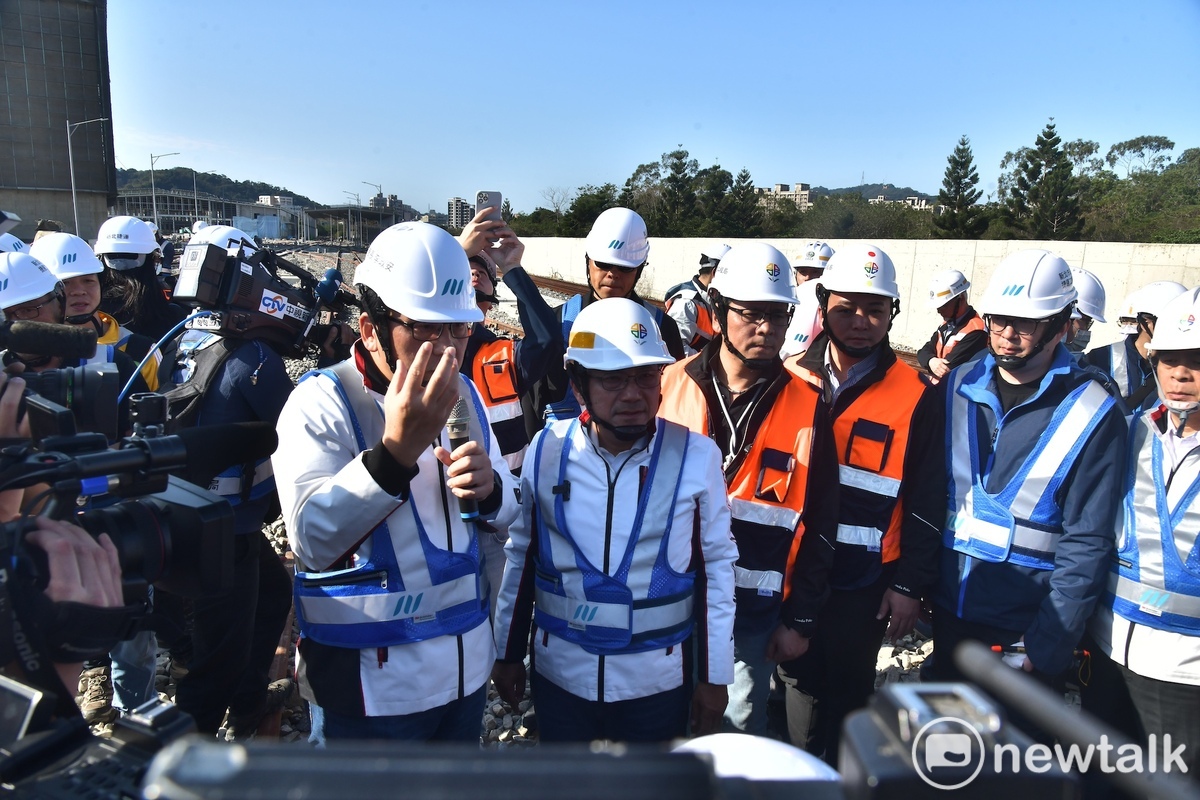 侯友宜選後第一天立即回歸市政，一早就前往三鶯捷運線機廠視察。 圖：林昀真/攝