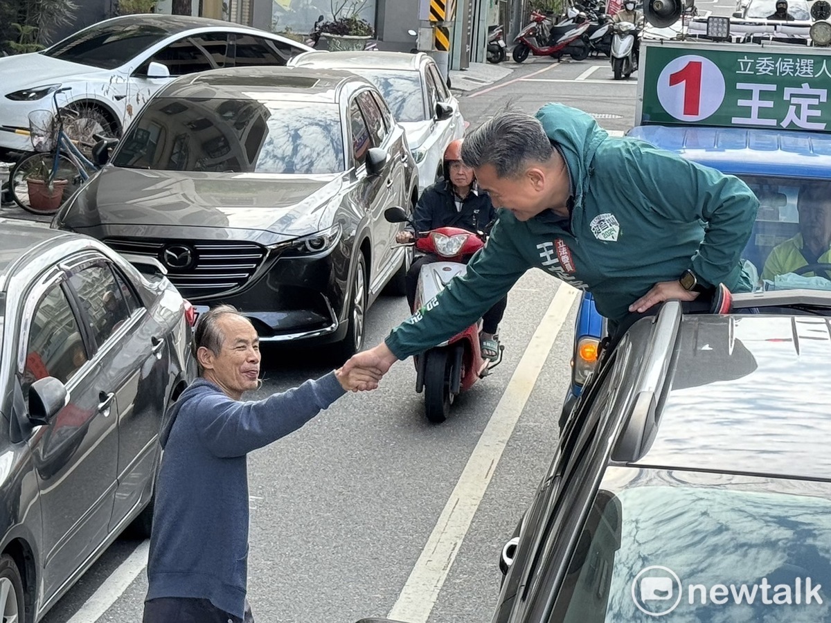 完成立委三連任的台南第六選區立委王定宇，今日以車隊掃街方式，從東區出發，龍崎收尾，展開他一整天的謝票行程，誠摯感謝選民栽培。 圖：王定宇服務處提供