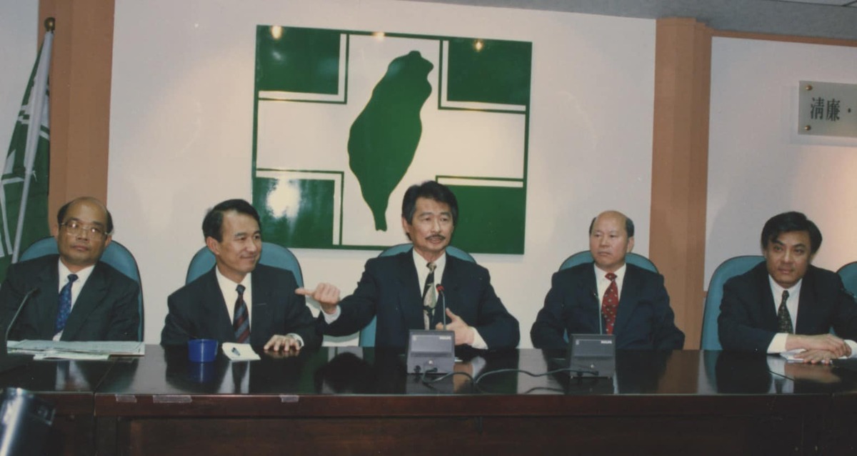 民進黨創辦人之一、前主席施明德（中）15日傳出逝世消息，各界悼念。 圖：翻攝自施明德臉書