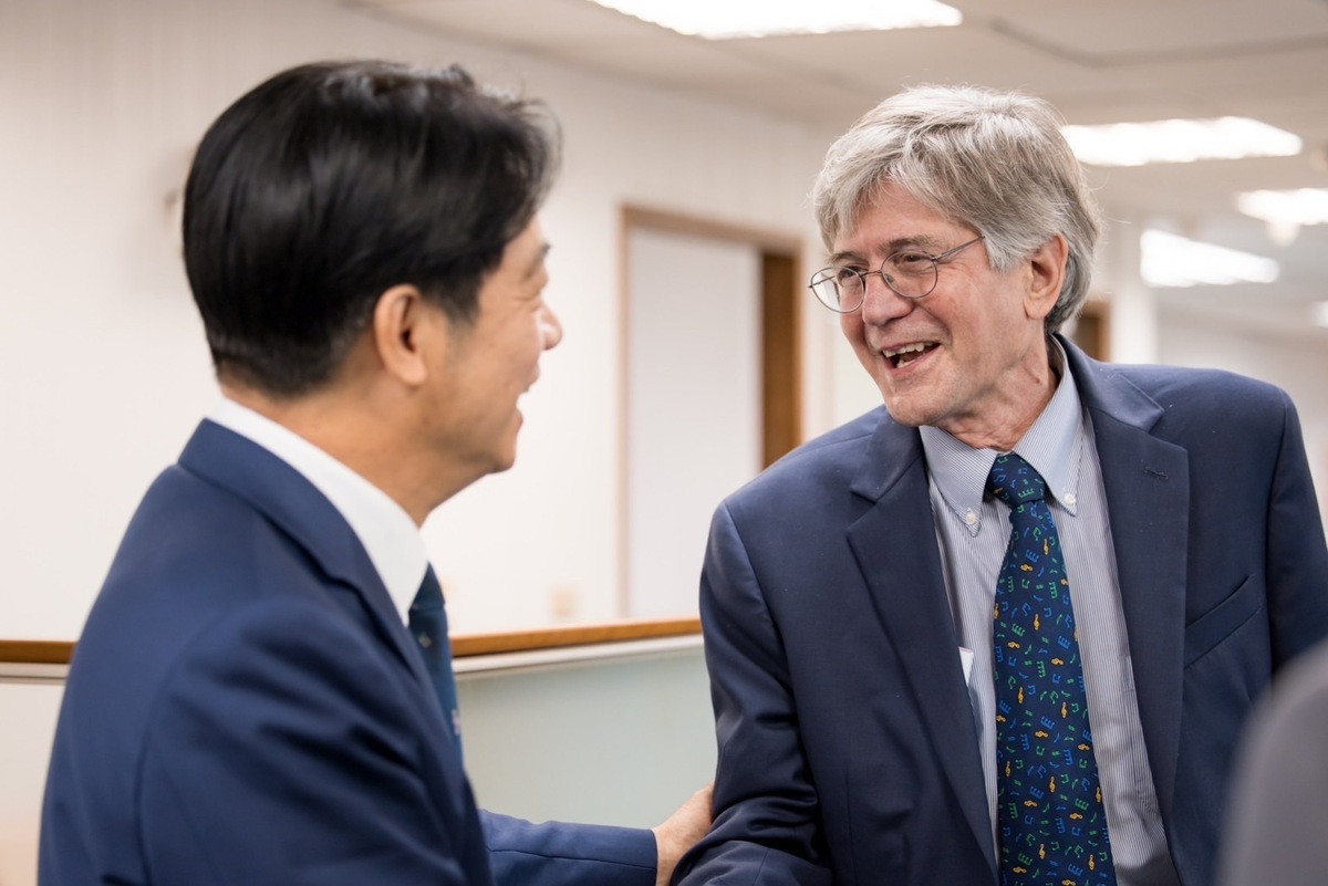 美國前國家安全顧問海德利（Stephen Hadley）（左二）及前副國務卿史坦柏格（James Steinberg）組成之跨黨派資深代表團訪問台灣，並前往民進黨中央拜會正副總統當選人賴清德與蕭美琴。