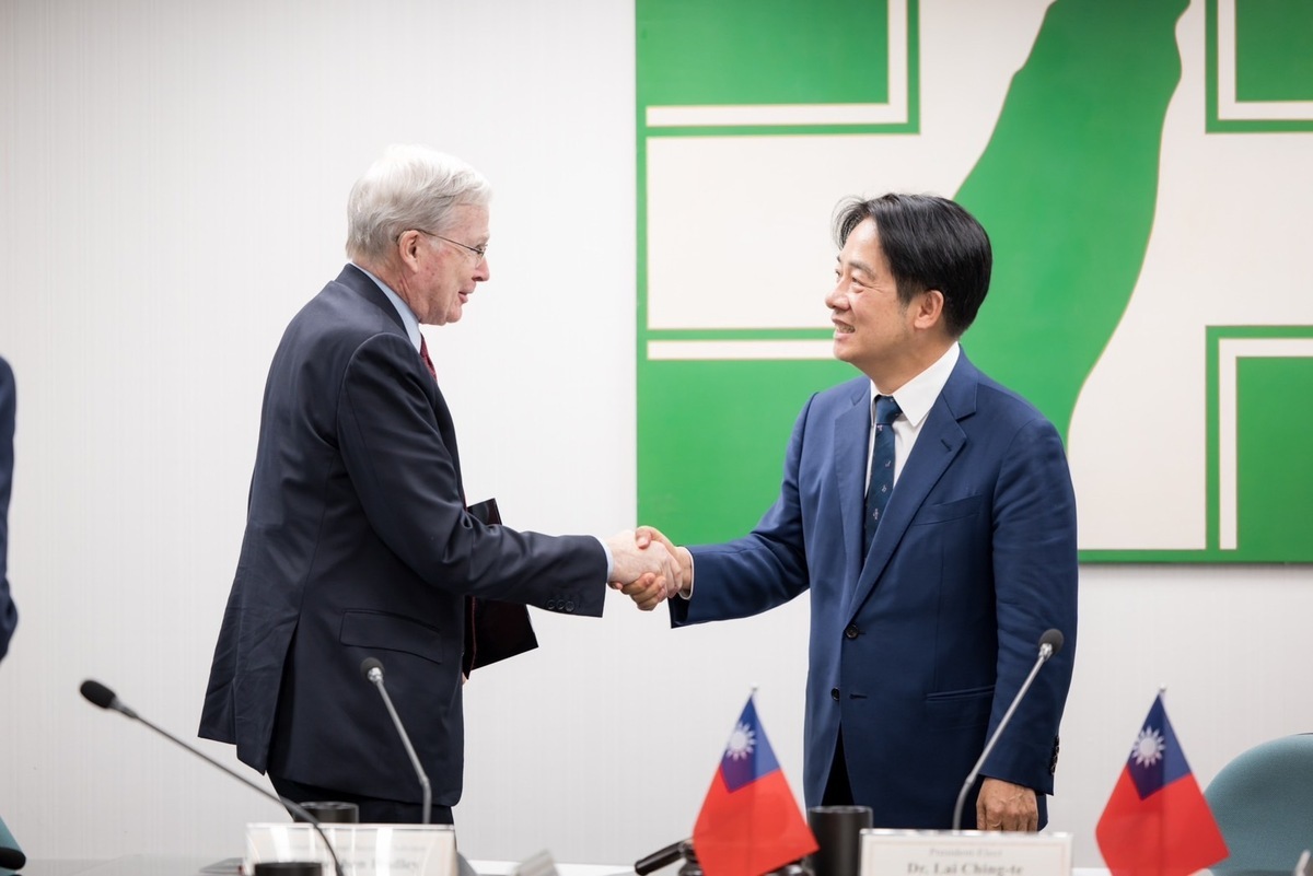 美國前國家安全顧問海德利（Stephen Hadley）（左二）及前副國務卿史坦柏格（James Steinberg）組成之跨黨派資深代表團訪問台灣，並前往民進黨中央拜會正副總統當選人賴清德與蕭美琴。 圖：民進黨提供