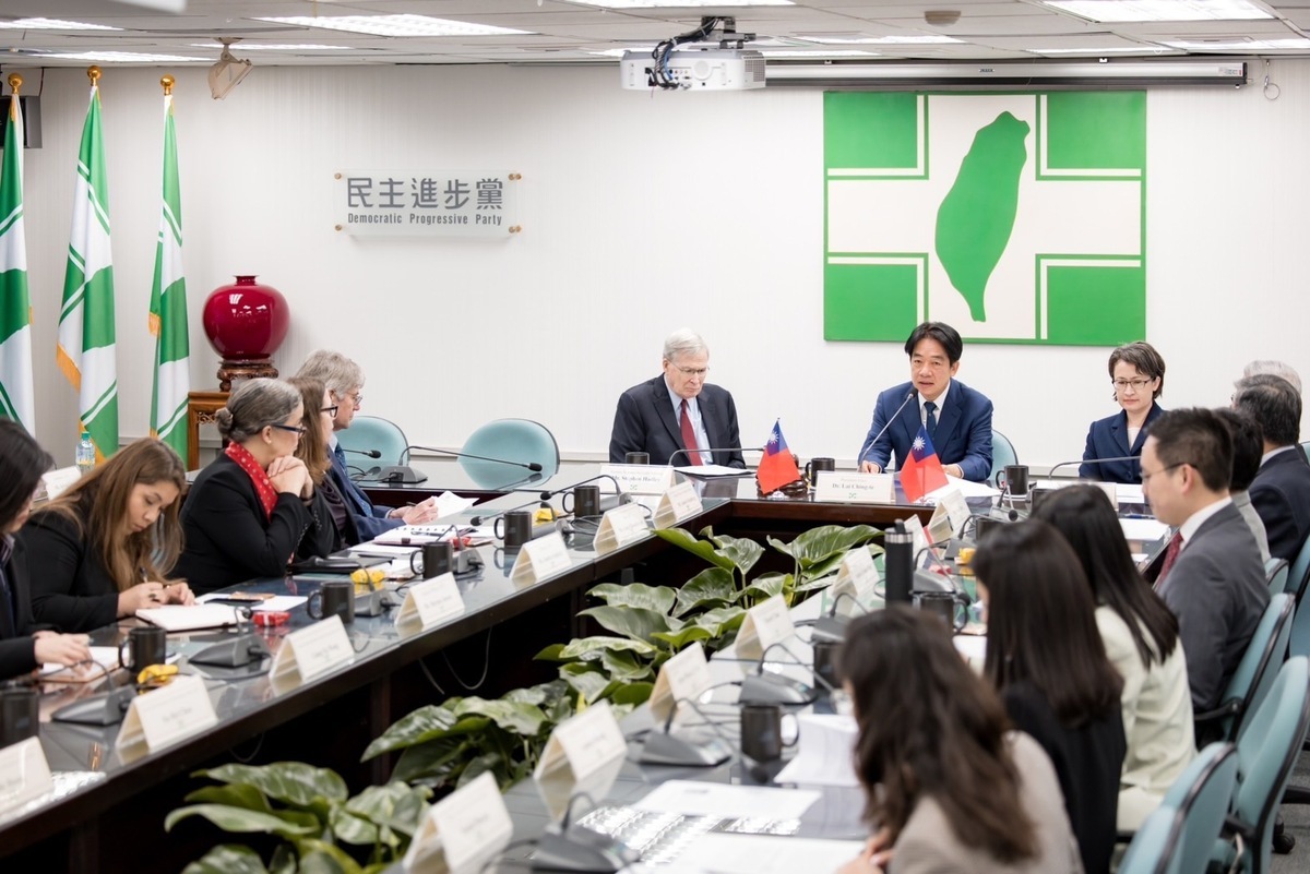 美國前國家安全顧問海德利（Stephen Hadley）（左二）及前副國務卿史坦柏格（James Steinberg）組成之跨黨派資深代表團訪問台灣，並前往民進黨中央拜會正副總統當選人賴清德與蕭美琴。 圖：民進黨提供