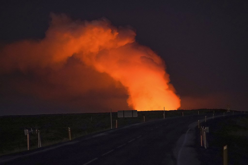 在通往格林達維克的道路上，從冰島的su-urstrandavegur地區可以看到火山噴發的熔岩的氣體煙霧正在上升。 圖/視覺中國
