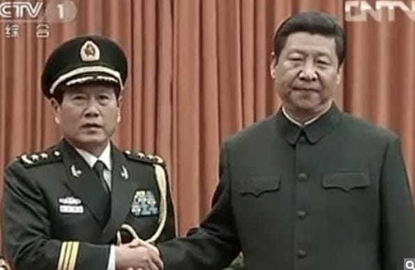近年習近平對軍隊高層進行大規模整肅，有消息指整肅的起源點是戰略支援部司令巨乾生，圖為巨乾生(左)以及習近平（左）。 圖 : 翻攝自CCTV