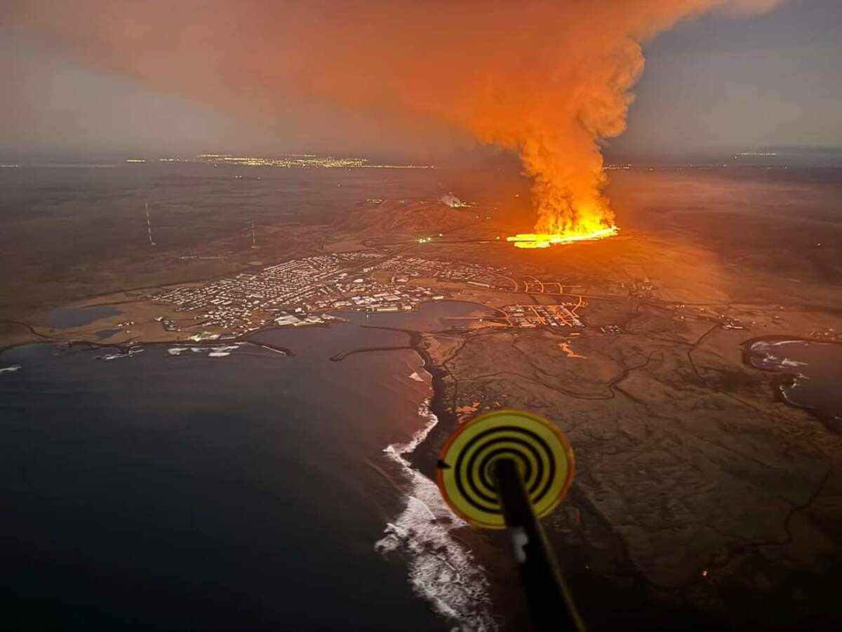 冰島火山爆發，幾乎吞噬漁村小鎮格林達維克，該國總統約翰內森在推特分享照片，提醒民眾注意。 圖：翻攝自凍島總統推特