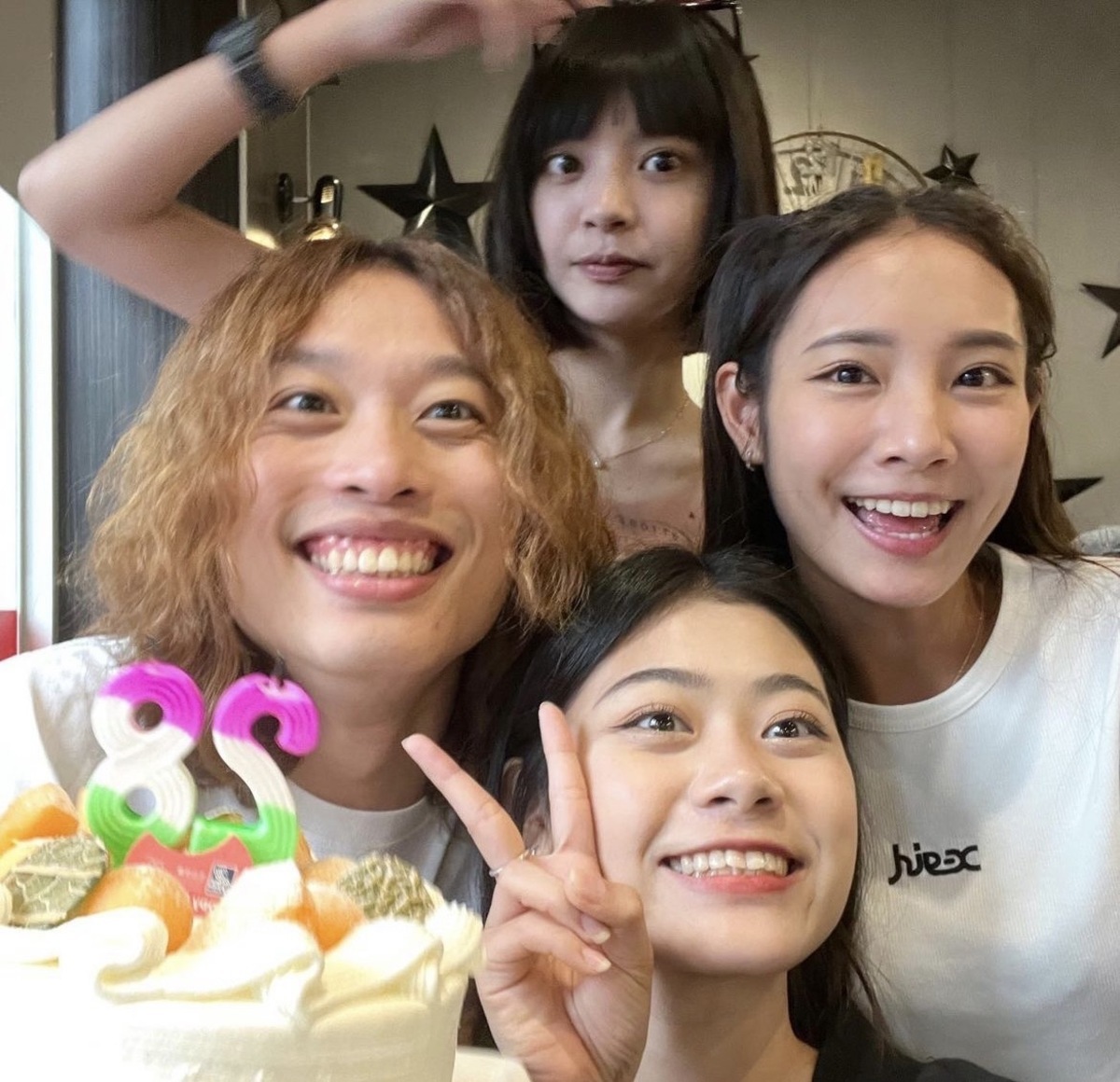 賤葆（左）因團隊夥伴包含三個正妹成員而被網友戲稱「後宮型YouTuber」。 圖：翻攝自賤葆IG