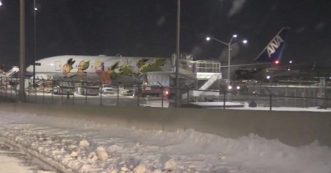 美國芝加哥奧黑爾國際機場一架波音 777 客機與波音 717 客機發生相撞意外。 圖：翻攝自X帳號「@cbschicago」