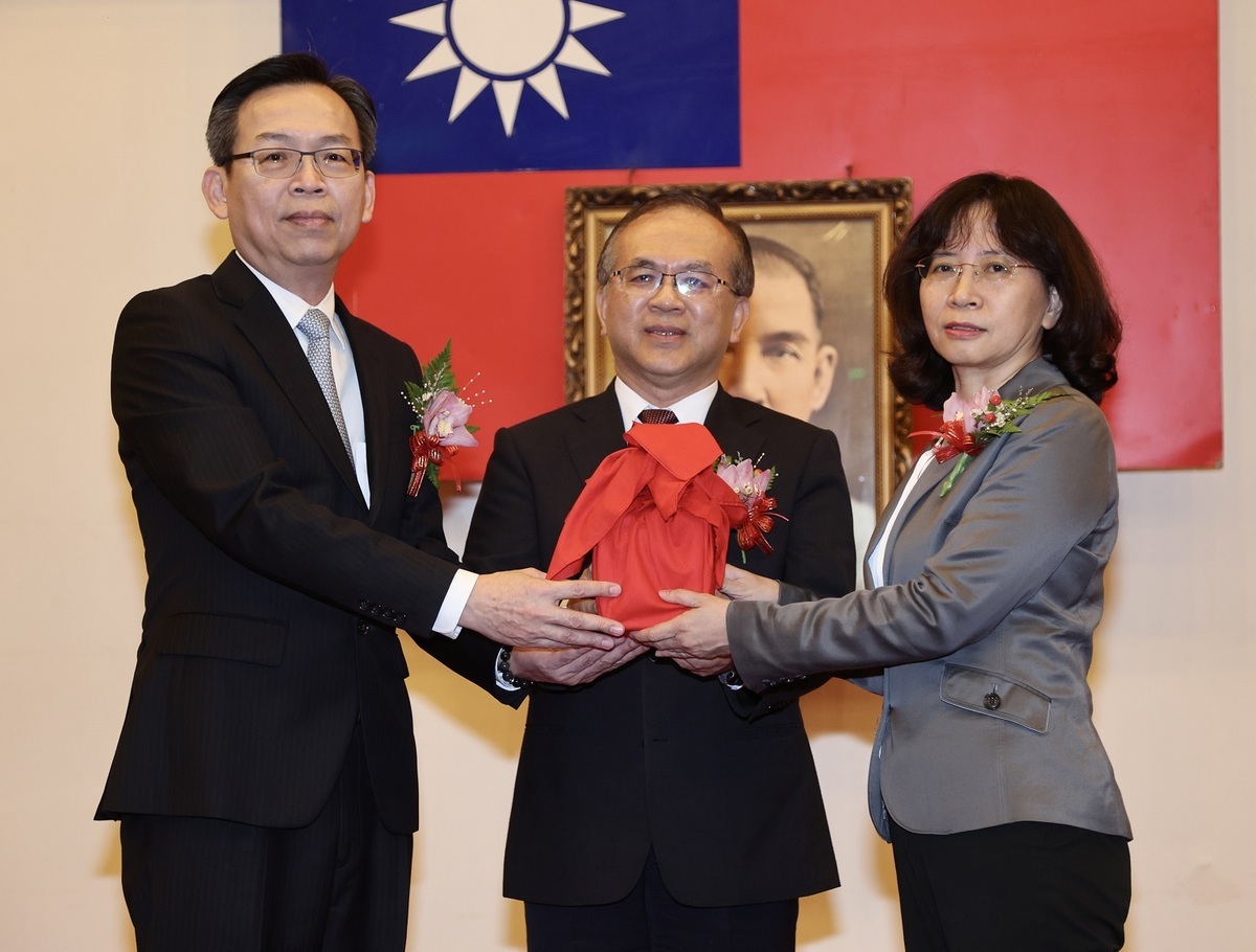 交通部民用航空局新舊任局長今(16)日交接，新任民航局長由何淑萍(右)接任。 圖：交通部民用航空局／提供