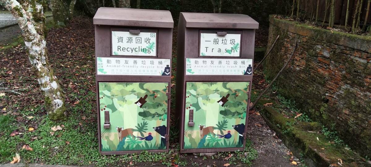 大雪山國家森林遊樂區內設置動物友善垃圾桶。 圖：林業及自然保育署台中分署／提供