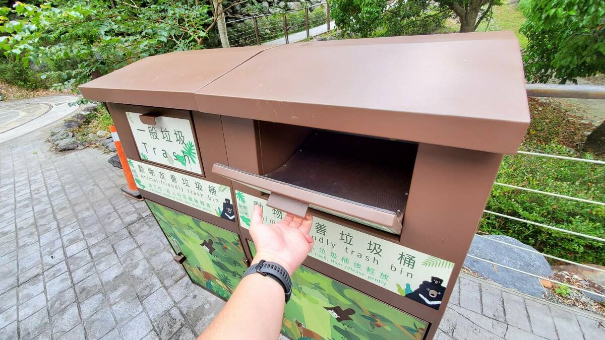 八仙山國家森林遊樂區內設置，打開後有特殊擋板設計，防止野生動物趁機取得桶內垃圾。 圖：林業及自然保育署台中分署／提供