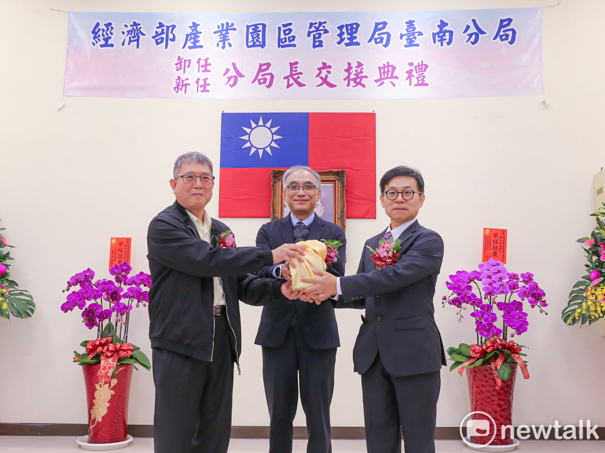 經濟部產業園區管理局台南分局新任分局長曹家文在局長楊伯耕的監交下，從沈龍志前分局長手中接過重要的印信。 圖：經濟部產業園區管理局提供