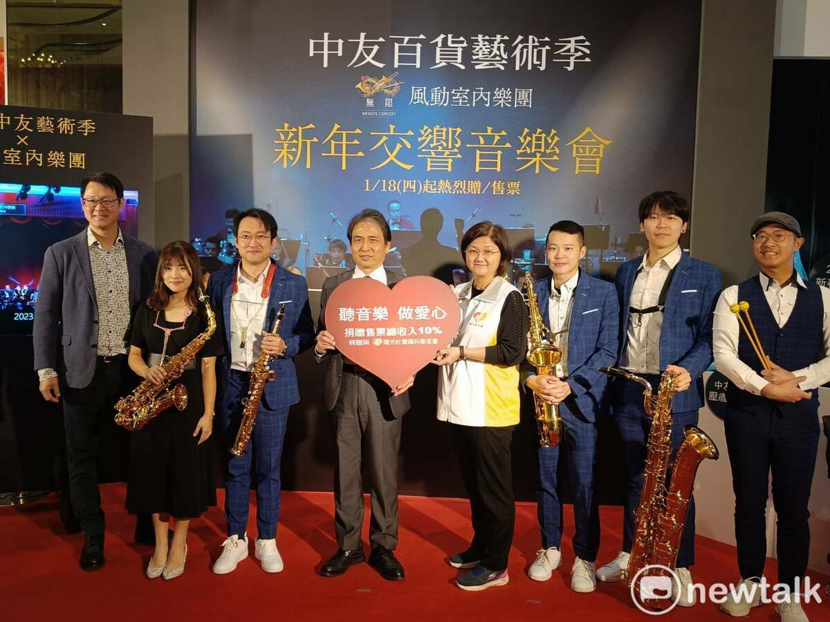 中友百貨舉辦壓歲檔期，中友藝術季今年再度邀請國內知名交響樂團-風動室內樂團舉辦新年音樂會。 唐復年/攝
