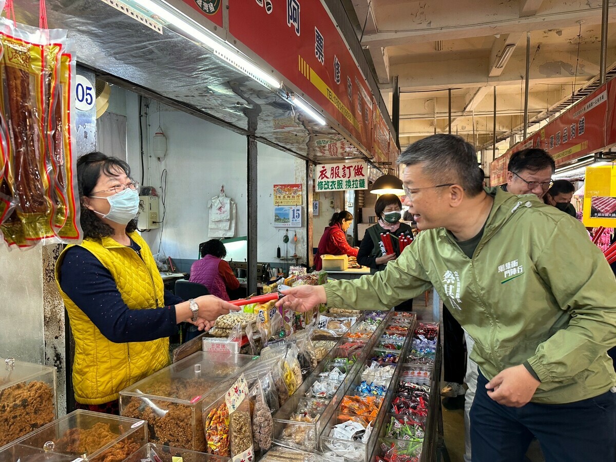 蔡其昌今天繼續謝票並且發春聯給鄉親。 蔡其昌服務處/提供