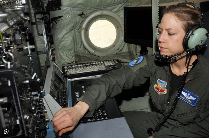 美軍在EC-130H電戰機上操作電子干擾設備。 圖 : 翻攝自military.com