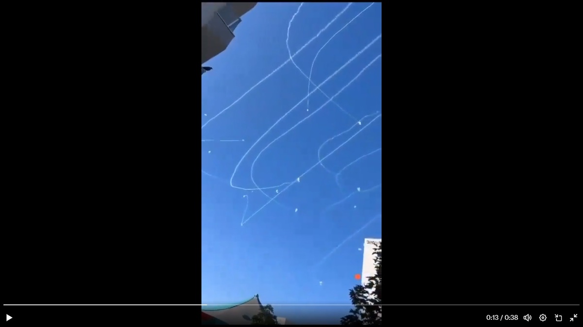 隱藏在加薩地帶北部平民中的哈瑪斯成員， 16 日對以色列發動了一波飛彈攻擊。 圖：擷取自 John Zhnag X公布影片