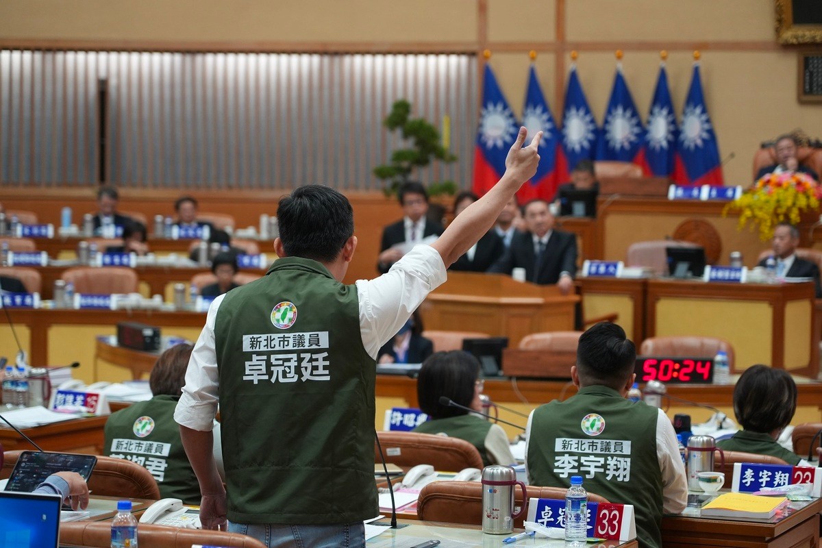 新北市長侯友宜銷假上班，相關作為仍持續引發論戰。 圖：翻攝自卓冠廷臉書