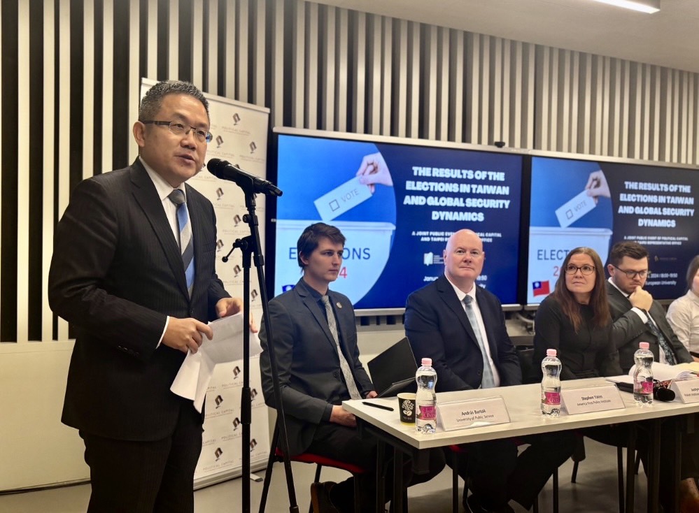 匈牙利智庫「政治資本」於當地時間1月16日與駐匈牙利代表處以「2024台灣大選結果及區域安全分析」為題合辦研討會，邀請劉世忠大使（站立者）與來自台灣、匈牙利、美國及中東歐等國家學者專家擔任講者，討論台灣大選對台灣民主深化之意義及選後國際反應。 圖：駐匈牙利代表處提供