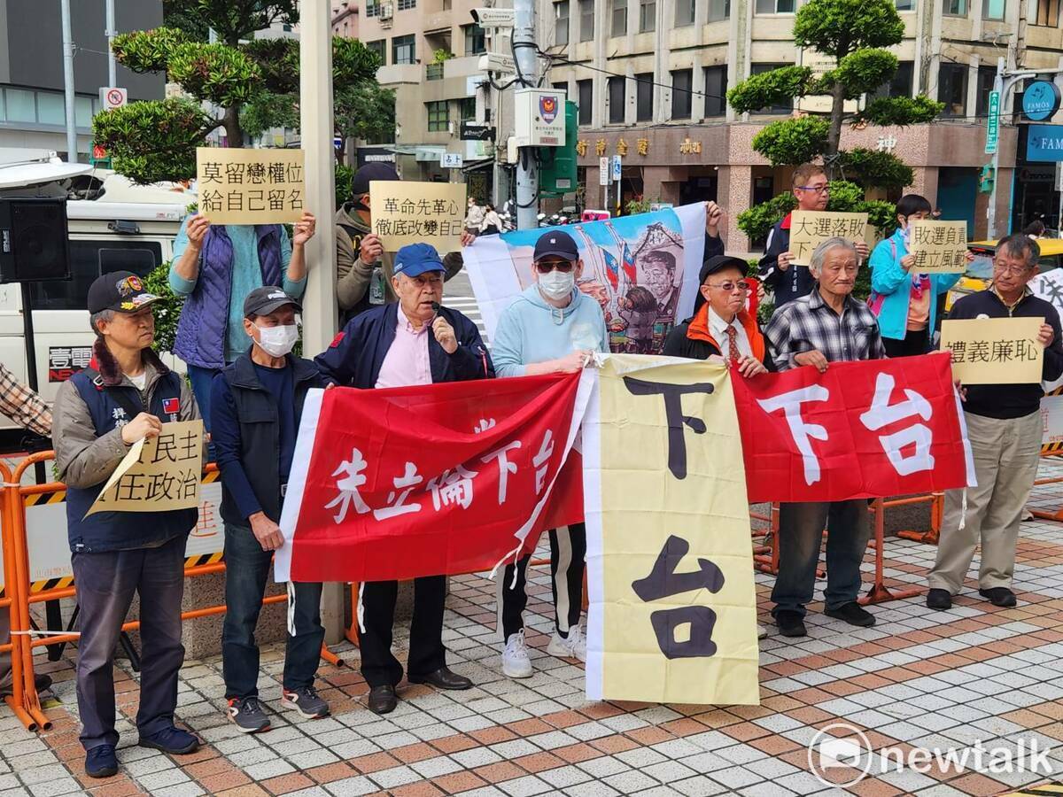 藍天行動聯盟的資深國黨員不斷呼喊，要求國民黨主席朱立倫下台。 圖：黃建豪/攝