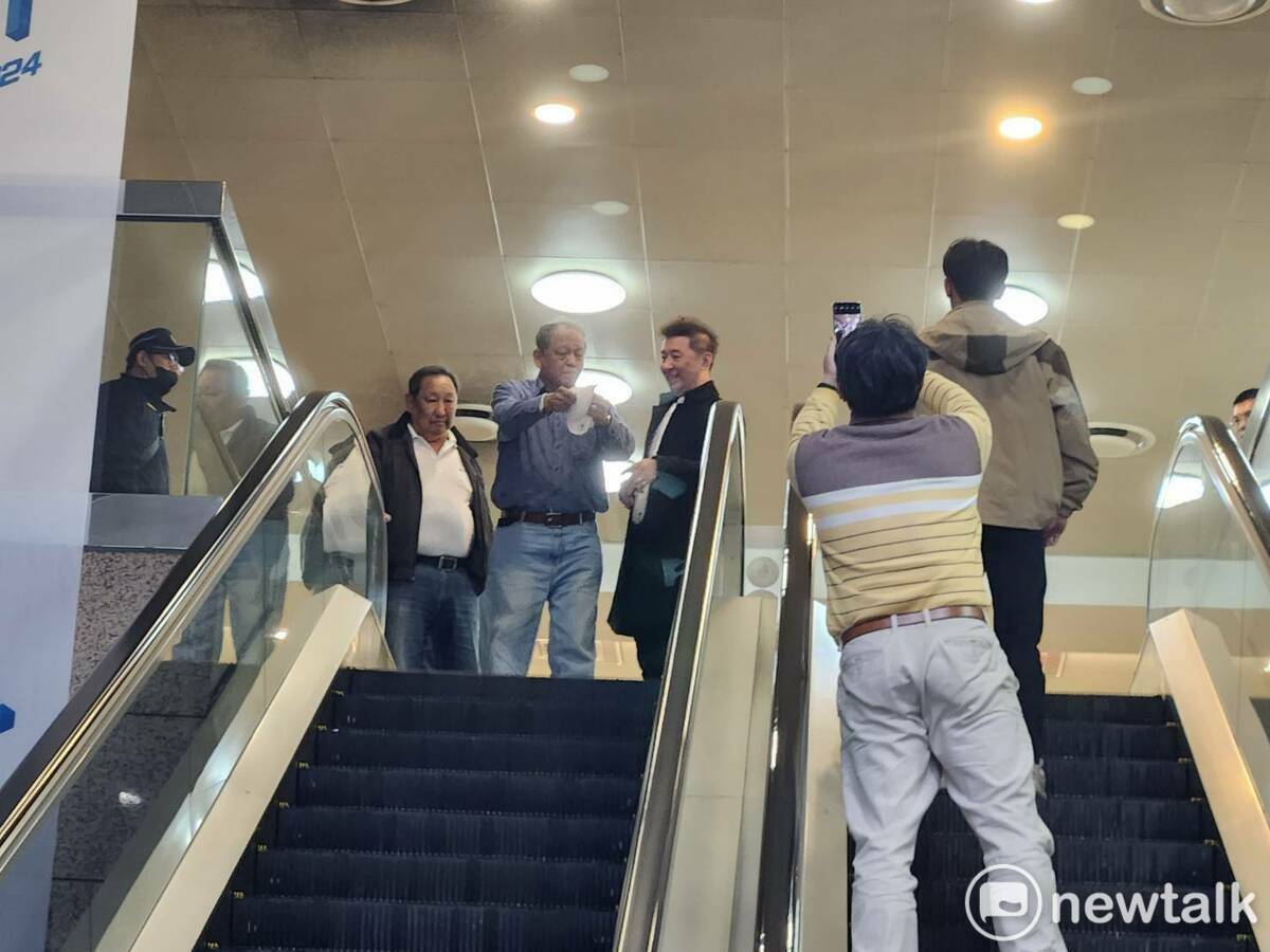 零星資深國民黨員沖進國民黨中央黨部二樓，一路破口大罵。 圖：黃建豪/攝