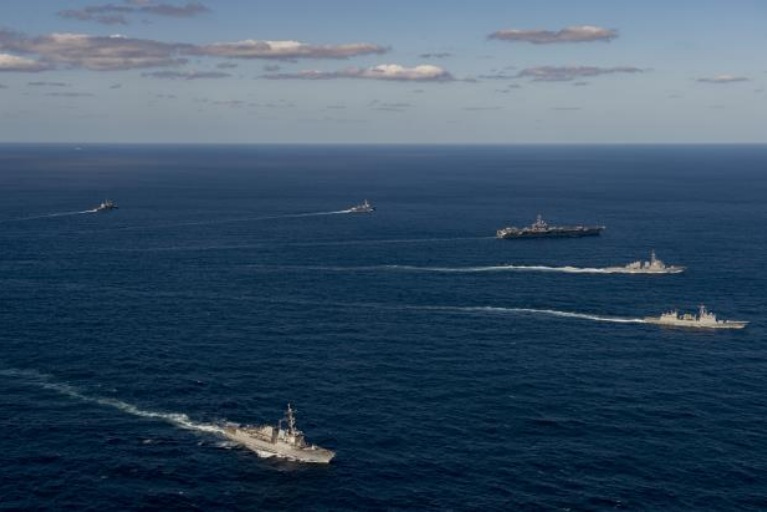美日韓海軍15至17日，在南韓濟州島南部的東海公海海域，舉行海上「跨平台」聯合操演。 圖：翻攝mod.go.jp