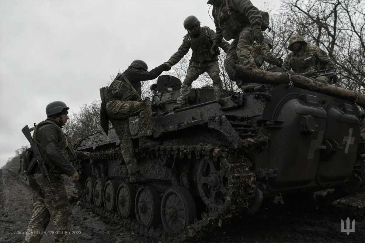 白宮表示，美國國會通過軍事援助「讓烏克蘭部隊有所需的武器和彈藥自我保衛」，但不會派兵至烏克蘭作戰。。 圖：取自澤連斯基「X」@ZelenskyyUa
