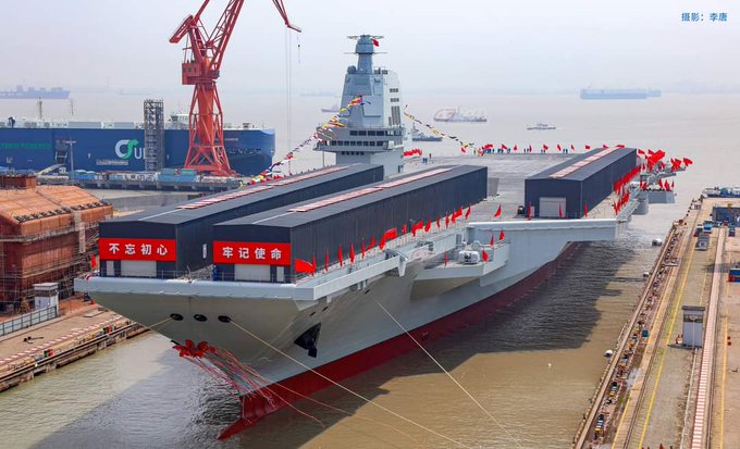 中國的第三艘航空母艦福建號，日前被拉出船艙試驗電磁彈射軌道的效能。 圖：翻攝自 Wadijaja X帳號