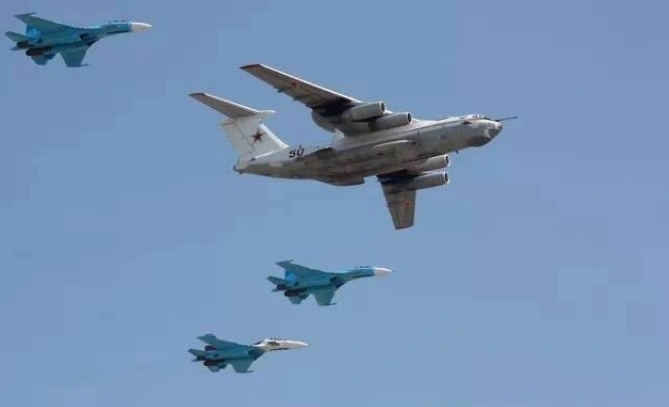 空中預警機及空中指揮所通常會有戰鬥機護航。 圖 : 翻攝自河東三叔
