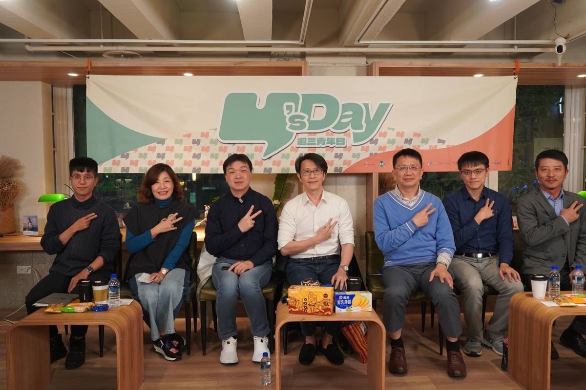 Y’s Day「週三青年日」第36場17日晚上於台灣公民人權聯盟舉辦。舞台上由左至右為張育萌、徐遵慈、沈有忠、董思齊、蔡榮祥、陳方隅、吳瑟致。 圖：Y’s Day週三青年日提供