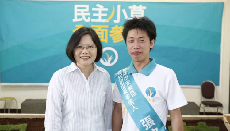 基隆市議員張之豪（右）在臉書曝光他在2014年時，投身民進黨「民主小草」青年參政計畫，接受時任黨主席的蔡英文加油打氣。 圖：翻攝自張之豪臉書