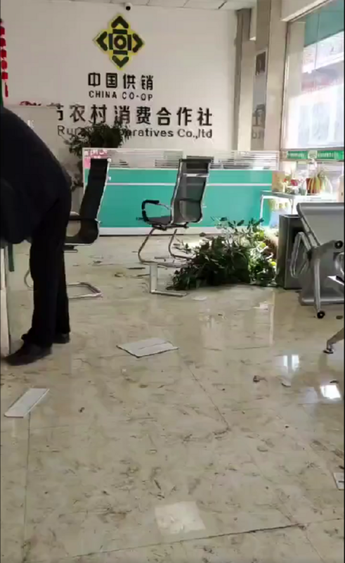 位於貴州省畢節市七星關區清水鋪鎮的畢節農村消費合作社清水鋪服務部疑似因為存款取不出來，營業大廳遭到民眾打砸。