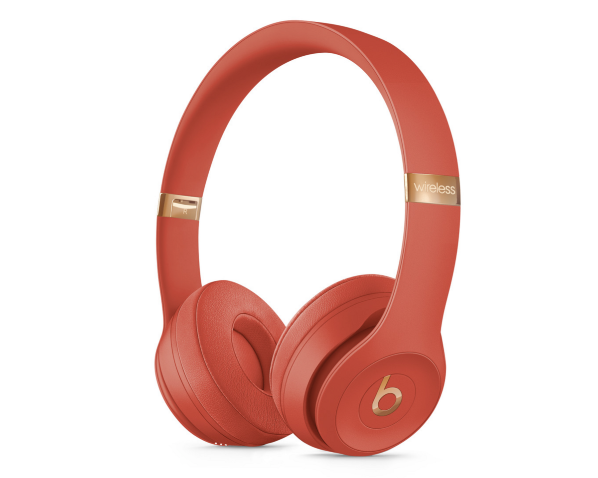 Beats Solo3 Wireless頭戴式耳機龍年特別版主色調為大紅色、LOGO部分用金色點綴。 圖：截自蘋果官網。