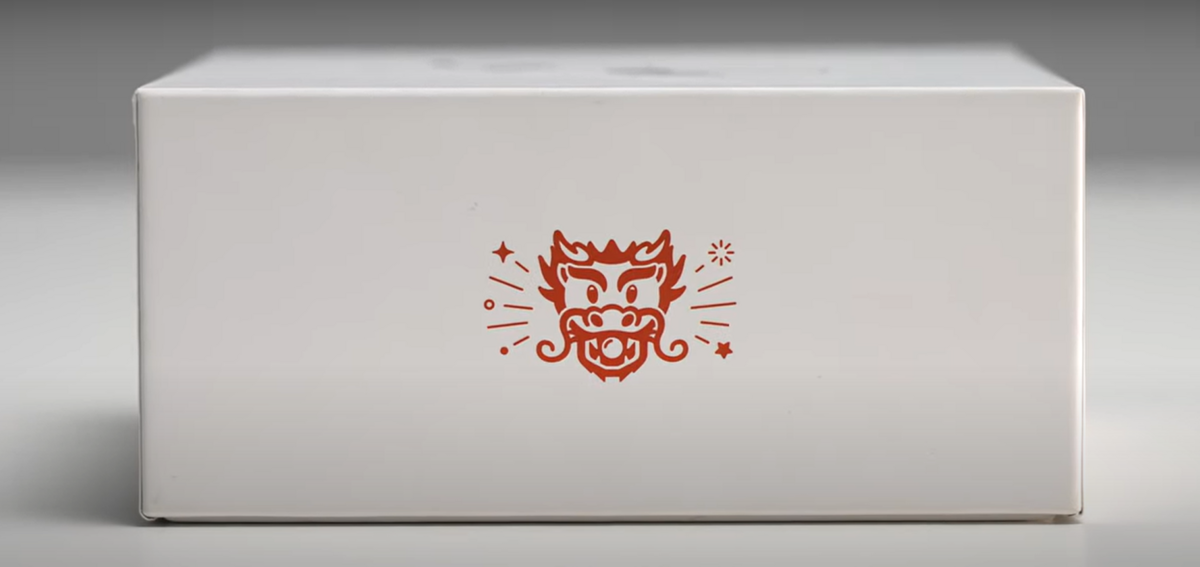 知名3C網紅「李大大同學」即在YT頻道上開箱，並表示AirPods Pro 2龍年特別版充電盒與外型包裝上有龍圖像的鐫刻，嘴裡含著龍珠非常大吉大利。 圖：翻攝自「李大錘同學」YT頻道
