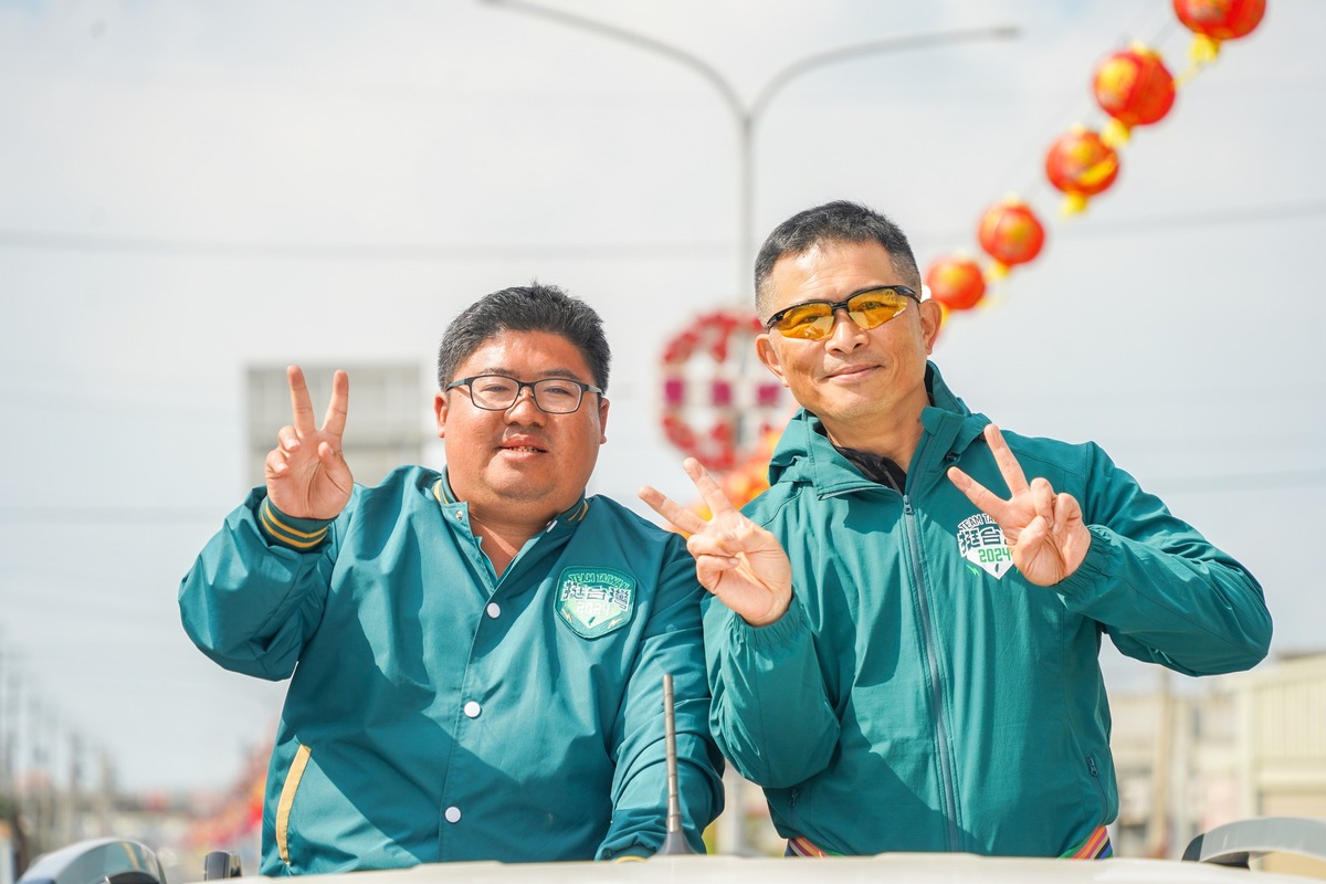 民進黨立委蔡易餘(左)今日宣布捐出選舉補助款。 圖：翻攝自蔡易餘臉書
