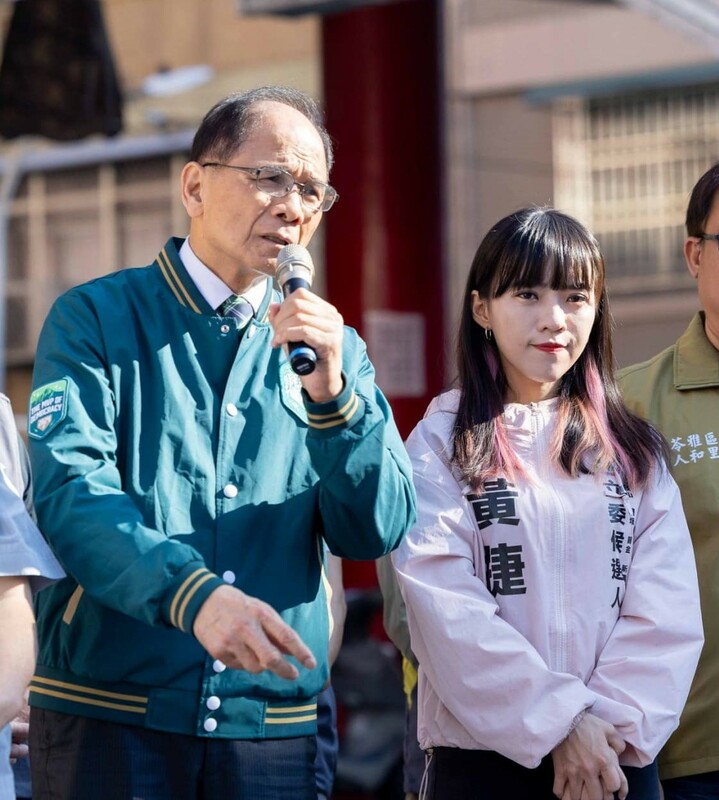 民進黨立委當選人黃捷與立法院長游錫堃分別為最年輕與最年長的立委，2人相差45歲。 圖：取自黃捷臉書（資料照）
