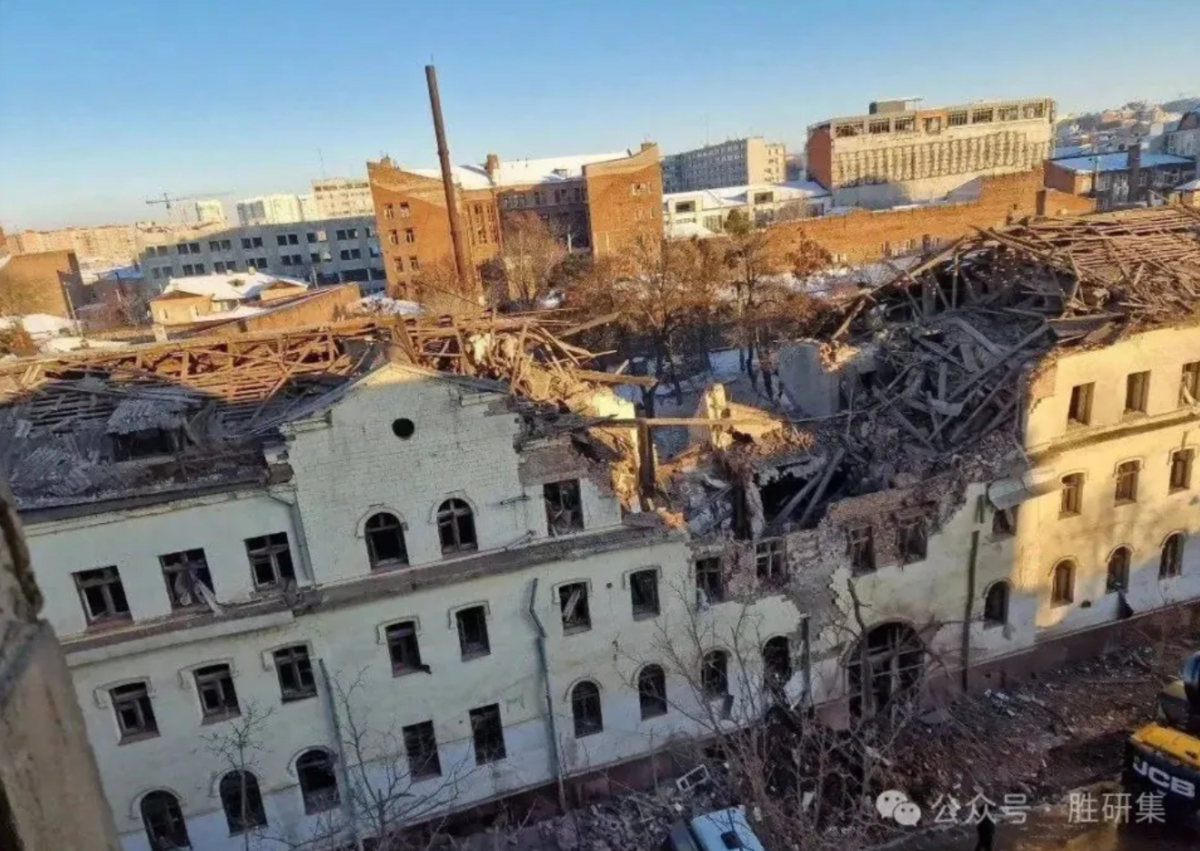 俄軍稱17 日使用導彈精準命中哈爾科夫的烏克蘭僱傭軍臨時部署點，爆炸造成至少 60 人死亡，當中的大部分為法國人。 圖：翻攝自微信公眾號「勝研集」