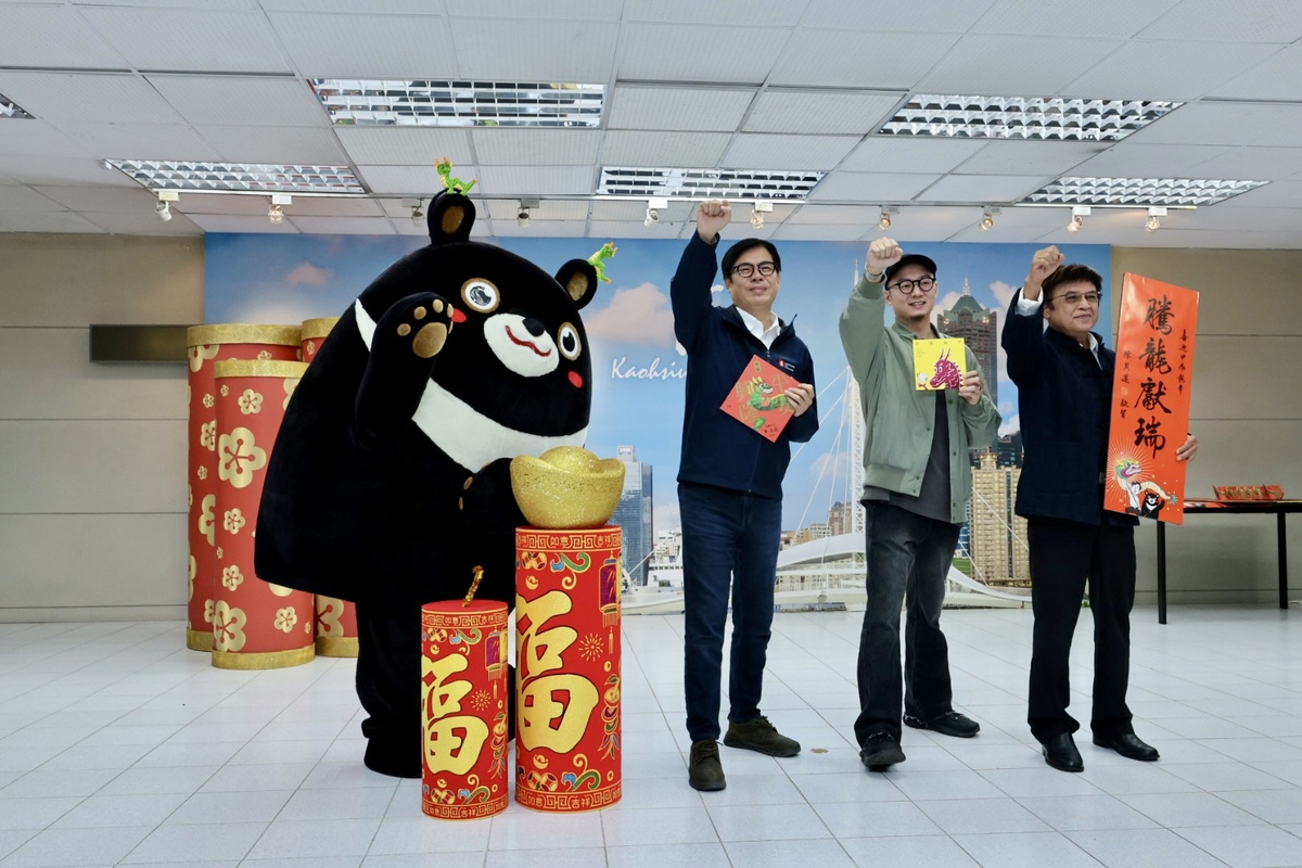 陳其邁(左二)偕高雄熊(左一)提早賀年。 圖：高雄市政府/提供