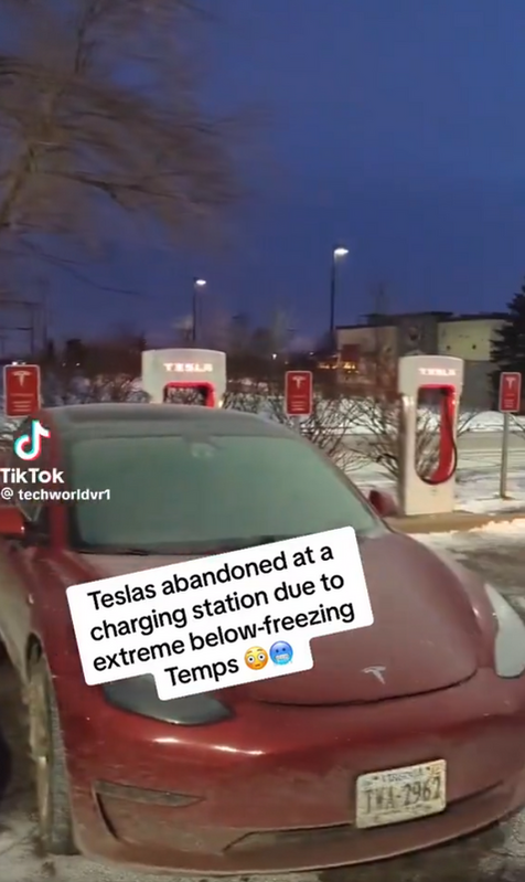 停車場里擠滿了沒電的特斯拉。 圖：翻攝自抖音